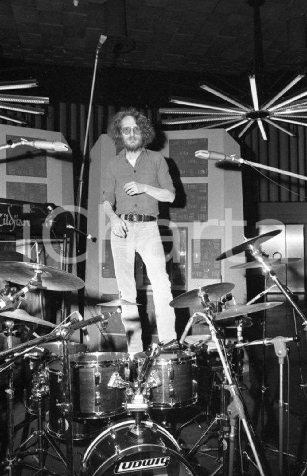 1975 MILANO Ginger BAKER  batterista  Baker Gurvitz Army NEGATIVO ORIGINALE 1 Negativo originale in bianco e nero su pellicola.  E' SEVERAMENTE VIETATA LA RIPRODUZIONE.TUTTI I DIRITTI SONO RISERVATI.ICharta mette in vendita, sul negozio eBay e in esclusiva sul sito "icharta" il proprio archivio composto da numerose diapositive e negativi fotografici d'epoca, tutti originali e autentici.Si tratta di uno sguardo inedito sull'attualità, la politica, la vita quotidiana, il gossip e la cultura, che fotografa il cambiamento della nazione (e non solo) tra il 1890 ed il 1990 circa. Un'occasione unica per il mercato del collezionismo, che vede finalmente disponibile un archivio eccezionale per vastità, tematiche e condizioni, in un settore (il negativo fotografico e la diapositiva) di assoluta novità e dalle interessanti prospettive di investimento. CONDIZIONI:FAIR/discretoFORMATO: 35mm originale e autentica 1