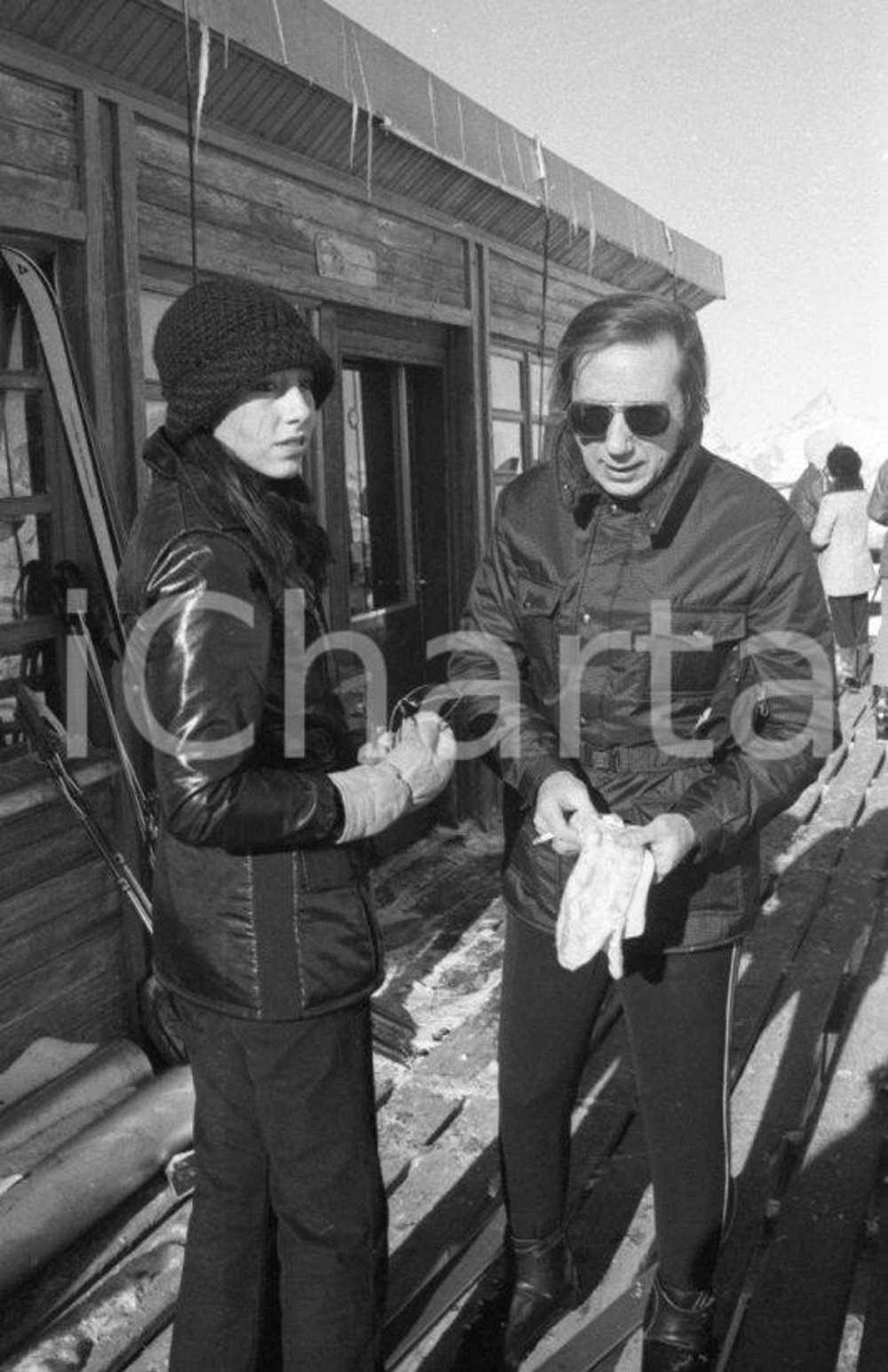 1970 ca CERVINIA Mike e Daniela BONGIORNO al rifugio NEGATIVO ORIGINALE 15 Negativo originale in bianco e nero su pellicola.  E' SEVERAMENTE VIETATA LA RIPRODUZIONE.TUTTI I DIRITTI SONO RISERVATI.ICharta mette in vendita, sul negozio eBay e in esclusiva sul sito "icharta" il proprio archivio composto da numerose diapositive e negativi fotografici d'epoca, tutti originali e autentici.Si tratta di uno sguardo inedito sull'attualità, la politica, la vita quotidiana, il gossip e la cultura, che fotografa il cambiamento della nazione (e non solo) tra il 1890 ed il 1990 circa. Un'occasione unica per il mercato del collezionismo, che vede finalmente disponibile un archivio eccezionale per vastità, tematiche e condizioni, in un settore (il negativo fotografico e la diapositiva) di assoluta novità e dalle interessanti prospettive di investimento. CONDIZIONI:FAIR/discretoFORMATO: 35mm originale e autentica 1