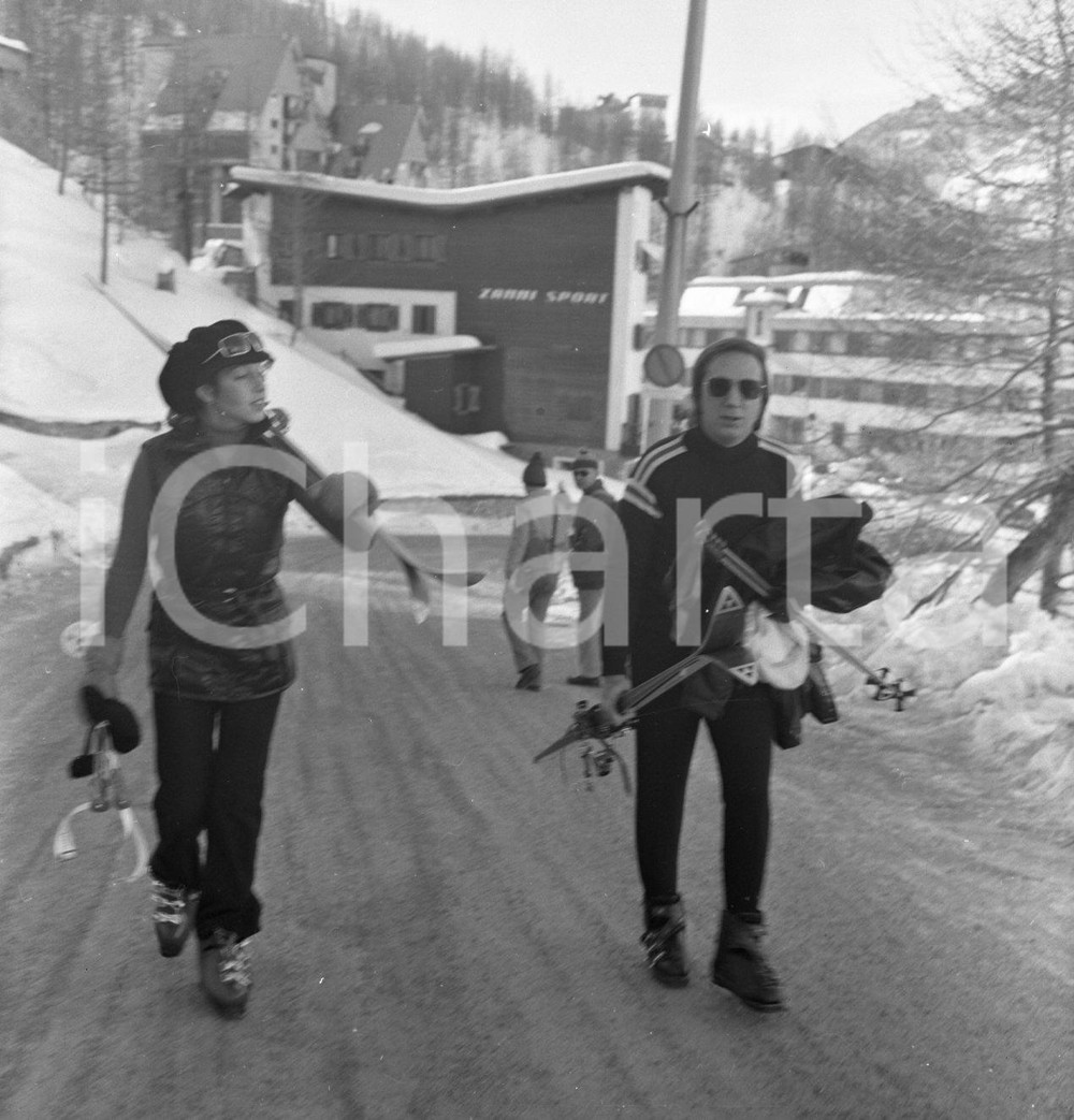 1970 ca CERVINIA Mike e Daniela BONGIORNO dopo lo sci NEGATIVO ORIGINALE 5 Negativo originale in bianco e nero su pellicola.  E' SEVERAMENTE VIETATA LA RIPRODUZIONE.TUTTI I DIRITTI SONO RISERVATI.ICharta mette in vendita, sul negozio eBay e in esclusiva sul sito "icharta" il proprio archivio composto da numerose diapositive e negativi fotografici d'epoca, tutti originali e autentici.Si tratta di uno sguardo inedito sull'attualità, la politica, la vita quotidiana, il gossip e la cultura, che fotografa il cambiamento della nazione (e non solo) tra il 1890 ed il 1990 circa. Un'occasione unica per il mercato del collezionismo, che vede finalmente disponibile un archivio eccezionale per vastità, tematiche e condizioni, in un settore (il negativo fotografico e la diapositiva) di assoluta novità e dalle interessanti prospettive di investimento. CONDIZIONI:FAIR/discretoFORMATO: cm 6 x 6 originale e autentica 1