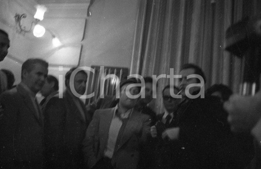 1970ca Claudio VILLA e Domenico MODUGNO in un bar di Sanremo *NEGATIVO ORIGINALE Negativo originale in bianco e nero su pellicola.  E' SEVERAMENTE VIETATA LA RIPRODUZIONE.TUTTI I DIRITTI SONO RISERVATI.ICharta mette in vendita, sul negozio eBay e in esclusiva sul sito "icharta" il proprio archivio composto da numerose diapositive e negativi fotografici d'epoca, tutti originali e autentici.Si tratta di uno sguardo inedito sull'attualità, la politica, la vita quotidiana, il gossip e la cultura, che fotografa il cambiamento della nazione (e non solo) tra il 1890 ed il 1990 circa. Un'occasione unica per il mercato del collezionismo, che vede finalmente disponibile un archivio eccezionale per vastità, tematiche e condizioni, in un settore (il negativo fotografico e la diapositiva) di assoluta novità e dalle interessanti prospettive di investimento. CONDIZIONI:FAIR/discreto immagine sfocata all'origineFORMATO: 35mm originale e autentica 1
