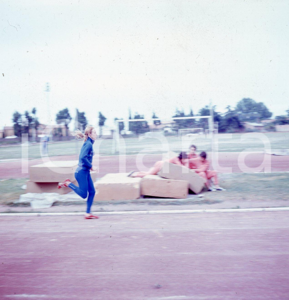 1970 ca BOLOGNA Donata GOVONI sulla pista di allenamento DIAPOSITIVA ORIGINALE 1 Diapositiva originale a colori su pellicola.  E' SEVERAMENTE VIETATA LA RIPRODUZIONE.TUTTI I DIRITTI SONO RISERVATI.ICharta mette in vendita, sul negozio eBay e in esclusiva sul sito "icharta" il proprio archivio composto da numerose diapositive e negativi fotografici d'epoca, tutti originali e autentici.Si tratta di uno sguardo inedito sull'attualità, la politica, la vita quotidiana, il gossip e la cultura, che fotografa il cambiamento della nazione (e non solo) tra il 1890 ed il 1990 circa. Un'occasione unica per il mercato del collezionismo, che vede finalmente disponibile un archivio eccezionale per vastità, tematiche e condizioni, in un settore (il negativo fotografico e la diapositiva) di assoluta novità e dalle interessanti prospettive di investimento. CONDIZIONI:FAIR/discretoFORMATO: cm 6 x 6 originale e autentica 1