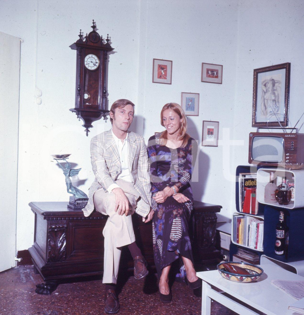 1970 ca BOLOGNA Donata GOVONI con Enore SANDRINI *DIAPOSITIVA ORIG. 2 Diapositiva originale a colori su pellicola.  E' SEVERAMENTE VIETATA LA RIPRODUZIONE.TUTTI I DIRITTI SONO RISERVATI.ICharta mette in vendita, sul negozio eBay e in esclusiva sul sito "icharta" il proprio archivio composto da numerose diapositive e negativi fotografici d'epoca, tutti originali e autentici.Si tratta di uno sguardo inedito sull'attualità, la politica, la vita quotidiana, il gossip e la cultura, che fotografa il cambiamento della nazione (e non solo) tra il 1890 ed il 1990 circa. Un'occasione unica per il mercato del collezionismo, che vede finalmente disponibile un archivio eccezionale per vastità, tematiche e condizioni, in un settore (il negativo fotografico e la diapositiva) di assoluta novità e dalle interessanti prospettive di investimento. CONDIZIONI:FAIR/discretoFORMATO: cm 6 x 6 originale e autentica 1