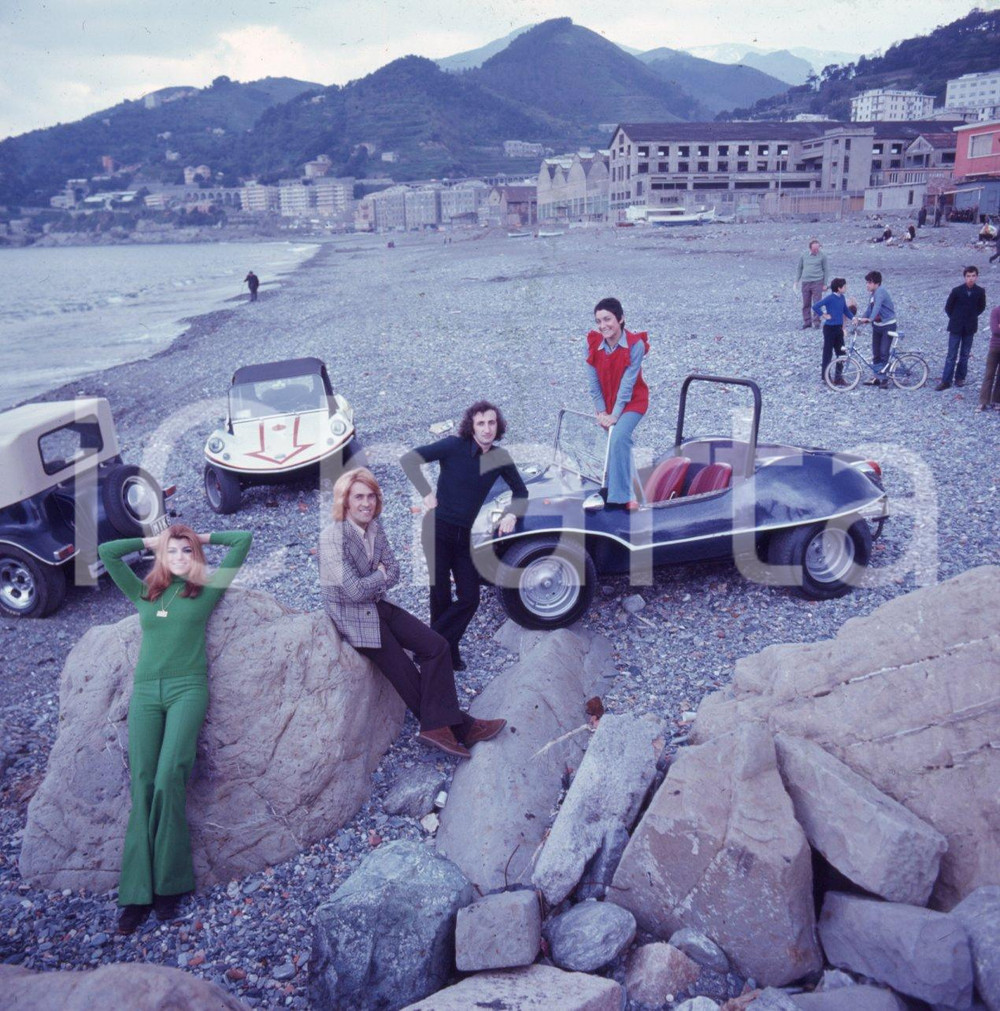 1971 CANTAGIRO i RICCHI E POVERI spiaggia e dune buggy DIAPOSITIVA ORIGINALE 2 Diapositiva originale a colori su pellicola.  E' SEVERAMENTE VIETATA LA RIPRODUZIONE.TUTTI I DIRITTI SONO RISERVATI.ICharta mette in vendita, sul negozio eBay e in esclusiva sul sito "icharta" il proprio archivio composto da numerose diapositive e negativi fotografici d'epoca, tutti originali e autentici.Si tratta di uno sguardo inedito sull'attualità, la politica, la vita quotidiana, il gossip e la cultura, che fotografa il cambiamento della nazione (e non solo) tra il 1890 ed il 1990 circa. Un'occasione unica per il mercato del collezionismo, che vede finalmente disponibile un archivio eccezionale per vastità, tematiche e condizioni, in un settore (il negativo fotografico e la diapositiva) di assoluta novità e dalle interessanti prospettive di investimento. CONDIZIONI:FAIR/discretoFORMATO: cm 6 x 6 originale e autentica 1