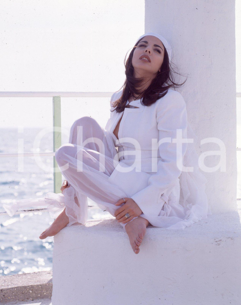 1990 ca MIETTA ritratto DIAPOSITIVA ORIGINALE 3 Diapositiva originale a colori su pellicola.  E' SEVERAMENTE VIETATA LA RIPRODUZIONE.TUTTI I DIRITTI SONO RISERVATI.ICharta mette in vendita, sul negozio eBay e in esclusiva sul sito "icharta" il proprio archivio composto da numerose diapositive e negativi fotografici d'epoca, tutti originali e autentici.Si tratta di uno sguardo inedito sull'attualità, la politica, la vita quotidiana, il gossip e la cultura, che fotografa il cambiamento della nazione (e non solo) tra il 1890 ed il 1990 circa. Un'occasione unica per il mercato del collezionismo, che vede finalmente disponibile un archivio eccezionale per vastità, tematiche e condizioni, in un settore (il negativo fotografico e la diapositiva) di assoluta novità e dalle interessanti prospettive di investimento. CONDIZIONI:FAIR/discretoFORMATO: cm 6 x 7 originale e autentica 1