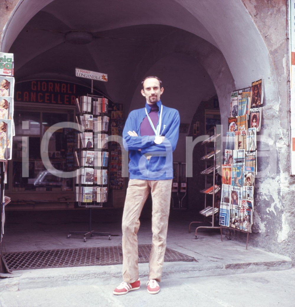 1971 CUNEO Franco ARESE campione europeo dei 1500 metri DIAPOSITIVO ORIGINALE 3 Positivo originale d'epoca a colori su pellicola.  E' SEVERAMENTE VIETATA LA RIPRODUZIONE.TUTTI I DIRITTI SONO RISERVATI.ICharta mette in vendita, sul negozio eBay e in esclusiva sul sito "icharta" il proprio archivio composto da numerose diapositive e negativi fotografici d'epoca, tutti originali e autentici.Si tratta di uno sguardo inedito sull'attualità, la politica, la vita quotidiana, il gossip e la cultura, che fotografa il cambiamento della nazione (e non solo) tra il 1890 ed il 1990 circa. Un'occasione unica per il mercato del collezionismo, che vede finalmente disponibile un archivio eccezionale per vastità, tematiche e condizioni, in un settore (il negativo fotografico e la diapositiva) di assoluta novità e dalle interessanti prospettive di investimento. CONDIZIONI:FAIR/discretoFORMATO: cm 6 x 6 originale e autentica 1