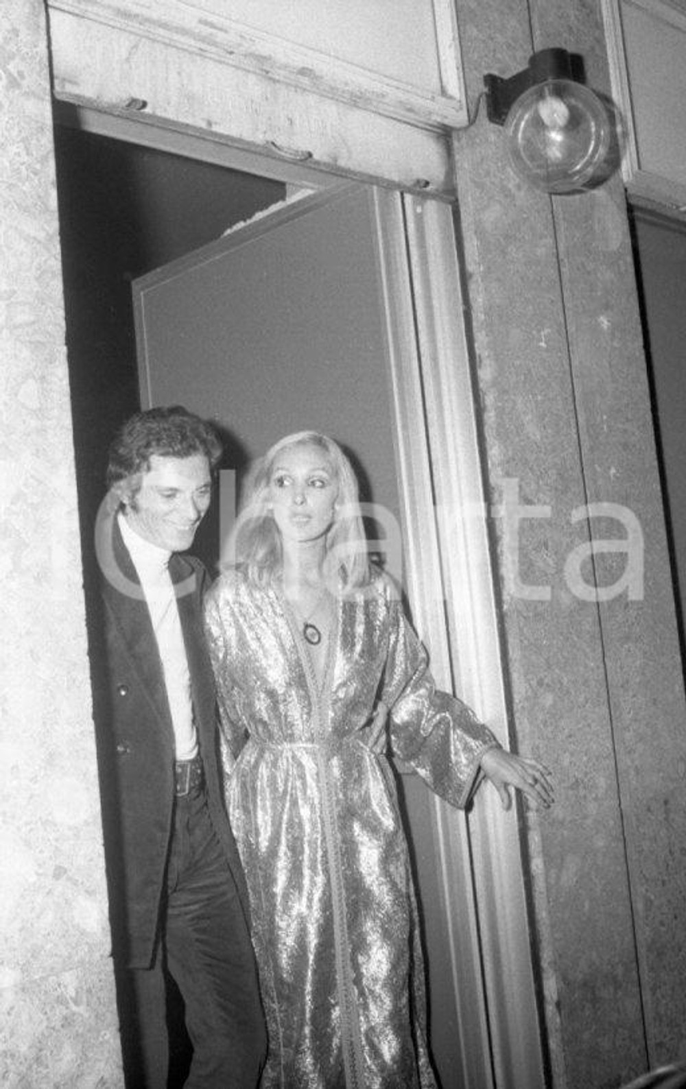 1972 MILANO Christian KALT paparazzi NEGATIVO ORIGINALE 5 Negativo originale in bianco e nero su pellicola.  E' SEVERAMENTE VIETATA LA RIPRODUZIONE.TUTTI I DIRITTI SONO RISERVATI.ICharta mette in vendita, sul negozio eBay e in esclusiva sul sito "icharta" il proprio archivio composto da numerose diapositive e negativi fotografici d'epoca, tutti originali e autentici.Si tratta di uno sguardo inedito sull'attualità, la politica, la vita quotidiana, il gossip e la cultura, che fotografa il cambiamento della nazione (e non solo) tra il 1890 ed il 1990 circa. Un'occasione unica per il mercato del collezionismo, che vede finalmente disponibile un archivio eccezionale per vastità, tematiche e condizioni, in un settore (il negativo fotografico e la diapositiva) di assoluta novità e dalle interessanti prospettive di investimento. CONDIZIONI:FAIR/discretoFORMATO: 35mm originale e autentica 1