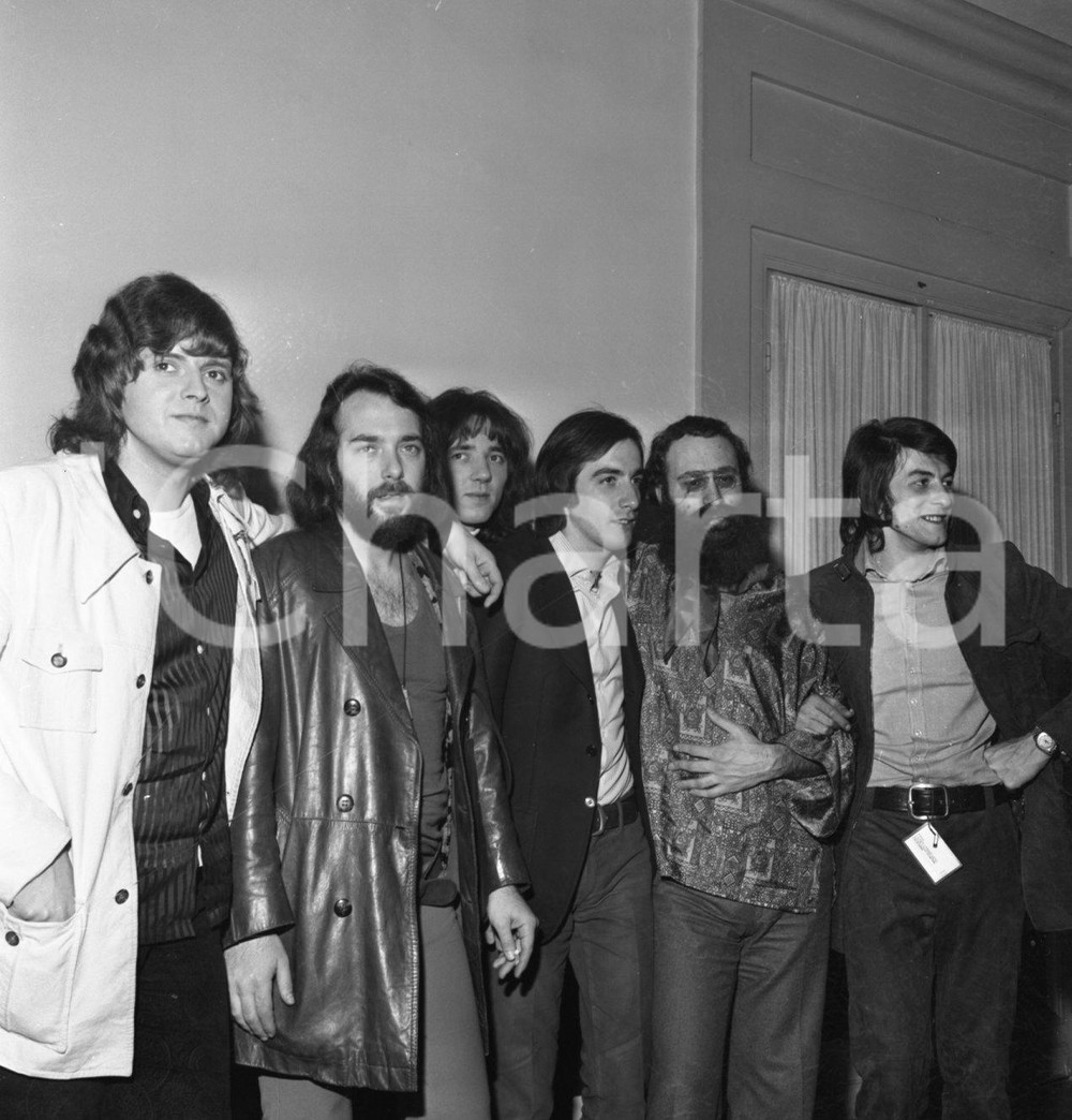 1971 SANREMO WALLACE COLLECTION BAND nel dietro le quinte NEGATIVO ORIGINALE 2 Con la canzone "Il sorriso il paradiso"Negativo originale in bianco e nero su pellicola.  E' SEVERAMENTE VIETATA LA RIPRODUZIONE.TUTTI I DIRITTI SONO RISERVATI.ICharta mette in vendita, sul negozio eBay e in esclusiva sul sito "icharta" il proprio archivio composto da numerose diapositive e negativi fotografici d'epoca, tutti originali e autentici.Si tratta di uno sguardo inedito sull'attualità, la politica, la vita quotidiana, il gossip e la cultura, che fotografa il cambiamento della nazione (e non solo) tra il 1890 ed il 1990 circa. Un'occasione unica per il mercato del collezionismo, che vede finalmente disponibile un archivio eccezionale per vastità, tematiche e condizioni, in un settore (il negativo fotografico e la diapositiva) di assoluta novità e dalle interessanti prospettive di investimento. CONDIZIONI:FAIR/discretoFORMATO: cm 6 x 6 originale e autentica 1