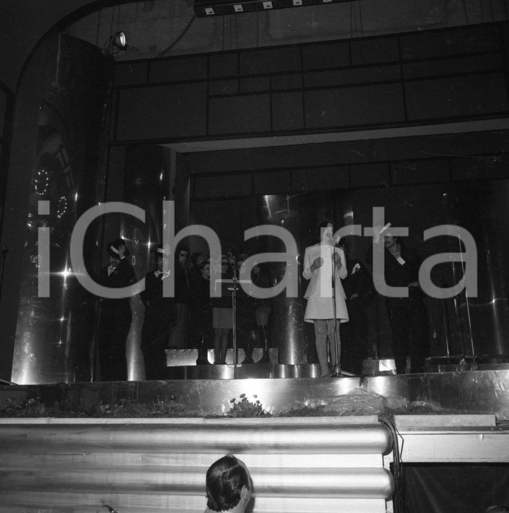 1971 SANREMO Rosanna FRATELLO sul palco con i ballerini NEGATIVO ORIGINALE 5 Con la canzone "Amsterdam"Negativo originale in bianco e nero su pellicola.  E' SEVERAMENTE VIETATA LA RIPRODUZIONE.TUTTI I DIRITTI SONO RISERVATI.ICharta mette in vendita, sul negozio eBay e in esclusiva sul sito "icharta" il proprio archivio composto da numerose diapositive e negativi fotografici d'epoca, tutti originali e autentici.Si tratta di uno sguardo inedito sull'attualità, la politica, la vita quotidiana, il gossip e la cultura, che fotografa il cambiamento della nazione (e non solo) tra il 1890 ed il 1990 circa. Un'occasione unica per il mercato del collezionismo, che vede finalmente disponibile un archivio eccezionale per vastità, tematiche e condizioni, in un settore (il negativo fotografico e la diapositiva) di assoluta novità e dalle interessanti prospettive di investimento. CONDIZIONI:FAIR/discretoFORMATO: cm 6 x 6 originale e autentica 1