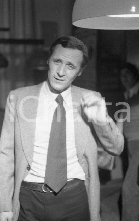 1975 MILANO ODIA: LA POLIZIA NON PUÒ SPARARE scena film NEGATIVO ORIGINALE 25 Nel negativo Mario PIAVENegativo originale in bianco e nero su pellicola.  E' SEVERAMENTE VIETATA LA RIPRODUZIONE.TUTTI I DIRITTI SONO RISERVATI.ICharta mette in vendita, sul negozio eBay e in esclusiva sul sito "icharta" il proprio archivio composto da numerose diapositive e negativi fotografici d'epoca, tutti originali e autentici.Si tratta di uno sguardo inedito sull'attualità, la politica, la vita quotidiana, il gossip e la cultura, che fotografa il cambiamento della nazione (e non solo) tra il 1890 ed il 1990 circa. Un'occasione unica per il mercato del collezionismo, che vede finalmente disponibile un archivio eccezionale per vastità, tematiche e condizioni, in un settore (il negativo fotografico e la diapositiva) di assoluta novità e dalle interessanti prospettive di investimento. CONDIZIONI:FAIR/discretoFORMATO: 35mm originale e autentica 1