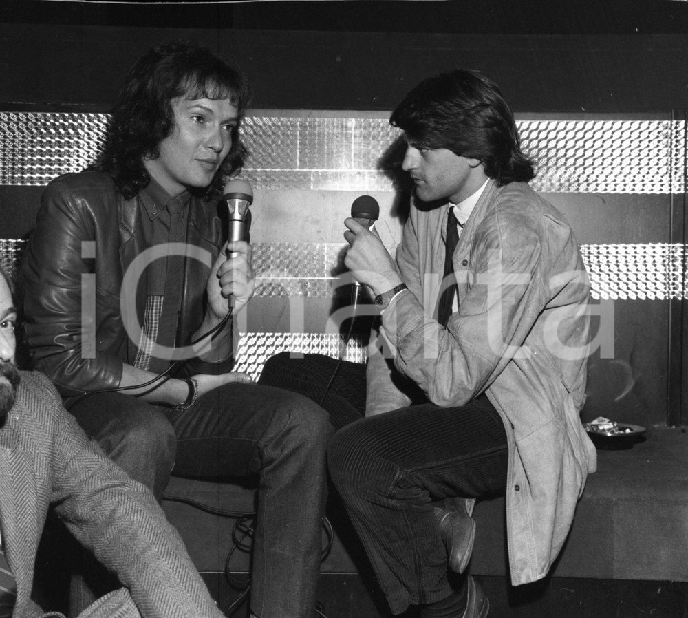 1975 ca Red CANZIAN dei POOH con giornalista NEGATIVO ORIGINALE  3 Negativo originale in bianco e nero su pellicola.  E' SEVERAMENTE VIETATA LA RIPRODUZIONE.TUTTI I DIRITTI SONO RISERVATI.ICharta mette in vendita, sul negozio eBay e in esclusiva sul sito "icharta" il proprio archivio composto da numerose diapositive e negativi fotografici d'epoca, tutti originali e autentici.Si tratta di uno sguardo inedito sull'attualità, la politica, la vita quotidiana, il gossip e la cultura, che fotografa il cambiamento della nazione (e non solo) tra il 1890 ed il 1990 circa. Un'occasione unica per il mercato del collezionismo, che vede finalmente disponibile un archivio eccezionale per vastità, tematiche e condizioni, in un settore (il negativo fotografico e la diapositiva) di assoluta novità e dalle interessanti prospettive di investimento. CONDIZIONI:FAIR/discretoFORMATO: 35mm originale e autentica 1