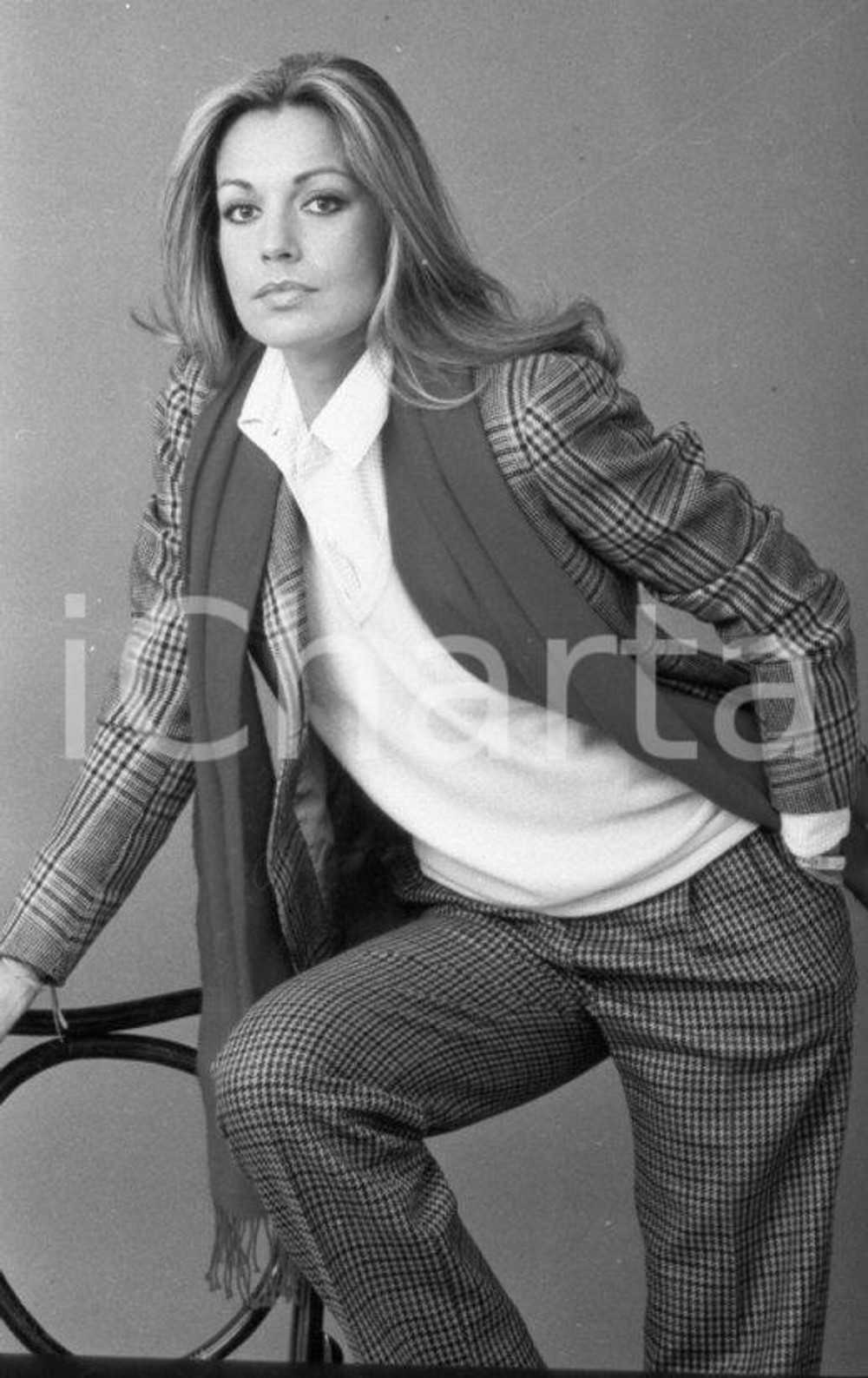1982 Catherine SPAAK photo shoot in studio NEGATIVO ORIGINALE 4 Negativo originale in bianco e nero su pellicola.  E' SEVERAMENTE VIETATA LA RIPRODUZIONE.TUTTI I DIRITTI SONO RISERVATI.ICharta mette in vendita, sul negozio eBay e in esclusiva sul sito "icharta" il proprio archivio composto da numerose diapositive e negativi fotografici d'epoca, tutti originali e autentici.Si tratta di uno sguardo inedito sull'attualità, la politica, la vita quotidiana, il gossip e la cultura, che fotografa il cambiamento della nazione (e non solo) tra il 1890 ed il 1990 circa. Un'occasione unica per il mercato del collezionismo, che vede finalmente disponibile un archivio eccezionale per vastità, tematiche e condizioni, in un settore (il negativo fotografico e la diapositiva) di assoluta novità e dalle interessanti prospettive di investimento. CONDIZIONI:FAIR/discretoFORMATO: 35mm originale e autentica 1