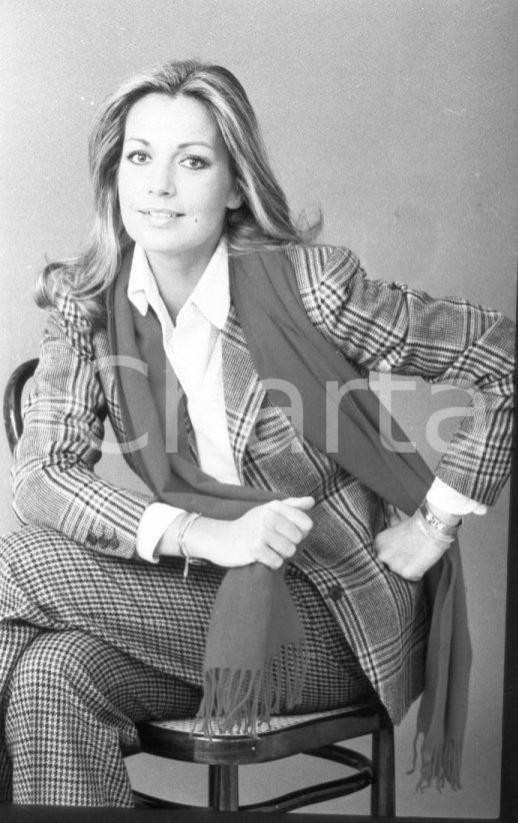 1982 Catherine SPAAK photo shoot in studio NEGATIVO ORIGINALE 1 Negativo originale in bianco e nero su pellicola.  E' SEVERAMENTE VIETATA LA RIPRODUZIONE.TUTTI I DIRITTI SONO RISERVATI.ICharta mette in vendita, sul negozio eBay e in esclusiva sul sito "icharta" il proprio archivio composto da numerose diapositive e negativi fotografici d'epoca, tutti originali e autentici.Si tratta di uno sguardo inedito sull'attualità, la politica, la vita quotidiana, il gossip e la cultura, che fotografa il cambiamento della nazione (e non solo) tra il 1890 ed il 1990 circa. Un'occasione unica per il mercato del collezionismo, che vede finalmente disponibile un archivio eccezionale per vastità, tematiche e condizioni, in un settore (il negativo fotografico e la diapositiva) di assoluta novità e dalle interessanti prospettive di investimento. CONDIZIONI:FAIR/discretoFORMATO: 35mm originale e autentica 1