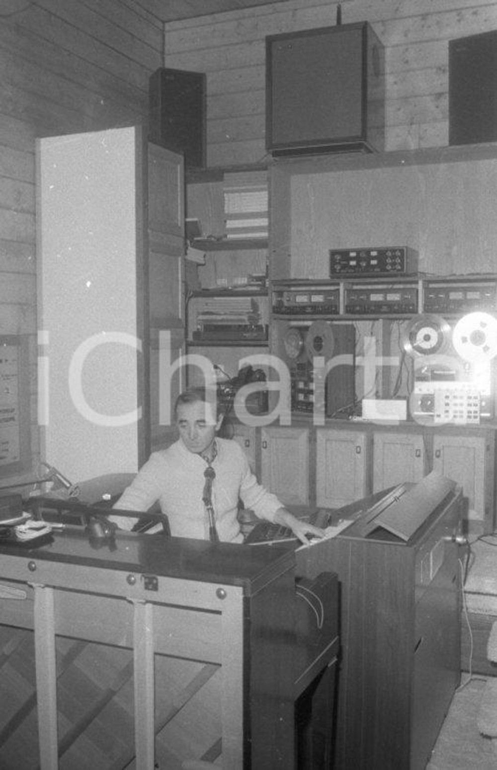 1970 CRANS SUR SIERRE Charles AZNAVOUR in studio di casa NEGATIVO ORIGINALE 13 Negativo originale in bianco e nero su pellicola.  E' SEVERAMENTE VIETATA LA RIPRODUZIONE.TUTTI I DIRITTI SONO RISERVATI.ICharta mette in vendita, sul negozio eBay e in esclusiva sul sito "icharta" il proprio archivio composto da numerose diapositive e negativi fotografici d'epoca, tutti originali e autentici.Si tratta di uno sguardo inedito sull'attualità, la politica, la vita quotidiana, il gossip e la cultura, che fotografa il cambiamento della nazione (e non solo) tra il 1890 ed il 1990 circa. Un'occasione unica per il mercato del collezionismo, che vede finalmente disponibile un archivio eccezionale per vastità, tematiche e condizioni, in un settore (il negativo fotografico e la diapositiva) di assoluta novità e dalle interessanti prospettive di investimento. CONDIZIONI:FAIR/discretoFORMATO: 35mm originale e autentica 1