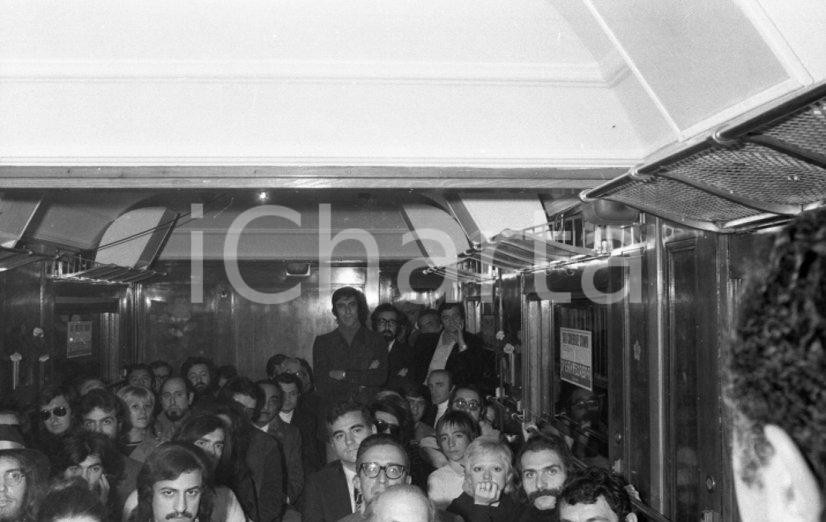 1967 Treno CANTAEUROPA La carrozza di cantanti in viaggio NEGATIVO ORIGINALE Negativo originale in bianco e nero su pellicola.  E' SEVERAMENTE VIETATA LA RIPRODUZIONE.TUTTI I DIRITTI SONO RISERVATI.ICharta mette in vendita, sul negozio eBay e in esclusiva sul sito "icharta" il proprio archivio composto da numerose diapositive e negativi fotografici d'epoca, tutti originali e autentici.Si tratta di uno sguardo inedito sull'attualità, la politica, la vita quotidiana, il gossip e la cultura, che fotografa il cambiamento della nazione (e non solo) tra il 1890 ed il 1990 circa. Un'occasione unica per il mercato del collezionismo, che vede finalmente disponibile un archivio eccezionale per vastità, tematiche e condizioni, in un settore (il negativo fotografico e la diapositiva) di assoluta novità e dalle interessanti prospettive di investimento. CONDIZIONI:FAIR/discretoFORMATO: 35mm originale e autentica 1