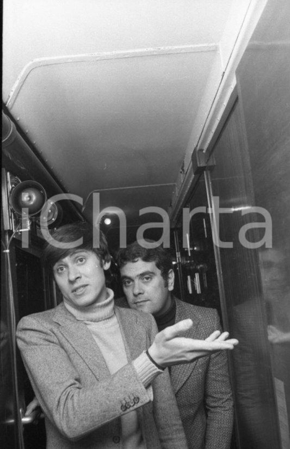 1967 Treno CANTAEUROPA Gianni MORANDI  in carrozza *NEGATIVO ORIGINALE Negativo originale in bianco e nero su pellicola.  E' SEVERAMENTE VIETATA LA RIPRODUZIONE.TUTTI I DIRITTI SONO RISERVATI.ICharta mette in vendita, sul negozio eBay e in esclusiva sul sito "icharta" il proprio archivio composto da numerose diapositive e negativi fotografici d'epoca, tutti originali e autentici.Si tratta di uno sguardo inedito sull'attualità, la politica, la vita quotidiana, il gossip e la cultura, che fotografa il cambiamento della nazione (e non solo) tra il 1890 ed il 1990 circa. Un'occasione unica per il mercato del collezionismo, che vede finalmente disponibile un archivio eccezionale per vastità, tematiche e condizioni, in un settore (il negativo fotografico e la diapositiva) di assoluta novità e dalle interessanti prospettive di investimento. CONDIZIONI:FAIR/discretoFORMATO: 35mm originale e autentica 1