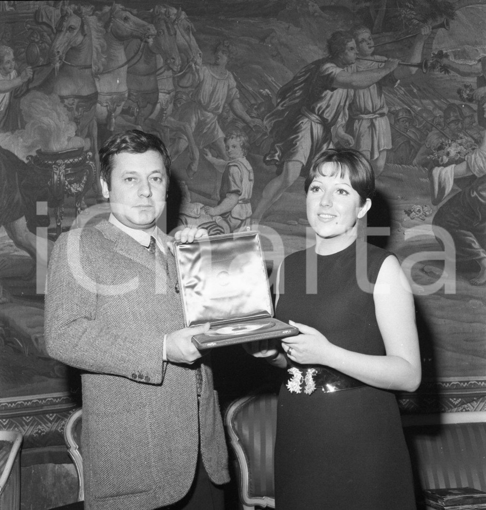 1968 Paolo VILLAGGIO consegna a Orietta BERTI disco d'oro NEGATIVO ORIGINALE 9 Negativo originale in bianco e nero su pellicola.  E' SEVERAMENTE VIETATA LA RIPRODUZIONE.TUTTI I DIRITTI SONO RISERVATI.ICharta mette in vendita, sul negozio eBay e in esclusiva sul sito "icharta" il proprio archivio composto da numerose diapositive e negativi fotografici d'epoca, tutti originali e autentici.Si tratta di uno sguardo inedito sull'attualità, la politica, la vita quotidiana, il gossip e la cultura, che fotografa il cambiamento della nazione (e non solo) tra il 1890 ed il 1990 circa. Un'occasione unica per il mercato del collezionismo, che vede finalmente disponibile un archivio eccezionale per vastità, tematiche e condizioni, in un settore (il negativo fotografico e la diapositiva) di assoluta novità e dalle interessanti prospettive di investimento. CONDIZIONI:FAIR/discretoFORMATO: cm 6 x 6 originale e autentica 1