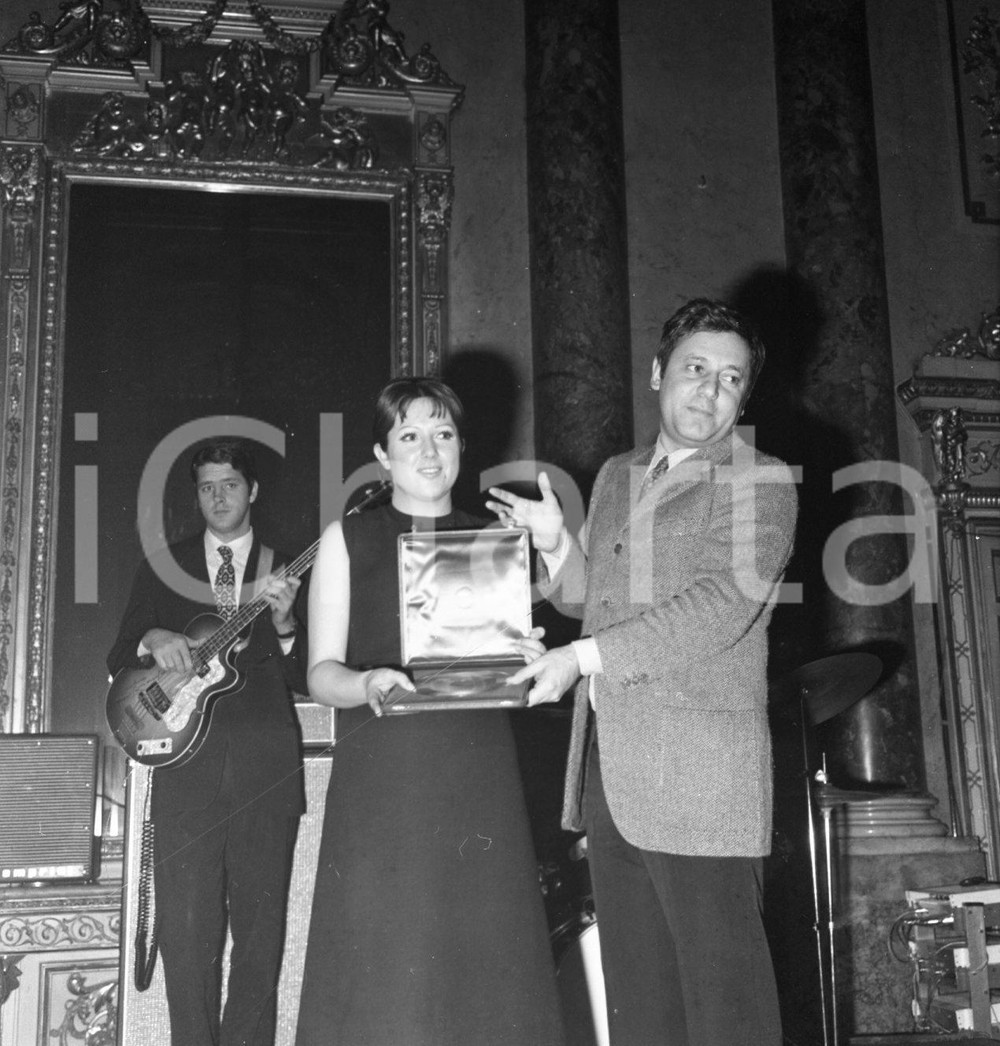 1968 Paolo VILLAGGIO consegna a Orietta BERTI disco d'oro NEGATIVO ORIGINALE 8 Negativo originale in bianco e nero su pellicola.  E' SEVERAMENTE VIETATA LA RIPRODUZIONE.TUTTI I DIRITTI SONO RISERVATI.ICharta mette in vendita, sul negozio eBay e in esclusiva sul sito "icharta" il proprio archivio composto da numerose diapositive e negativi fotografici d'epoca, tutti originali e autentici.Si tratta di uno sguardo inedito sull'attualità, la politica, la vita quotidiana, il gossip e la cultura, che fotografa il cambiamento della nazione (e non solo) tra il 1890 ed il 1990 circa. Un'occasione unica per il mercato del collezionismo, che vede finalmente disponibile un archivio eccezionale per vastità, tematiche e condizioni, in un settore (il negativo fotografico e la diapositiva) di assoluta novità e dalle interessanti prospettive di investimento. CONDIZIONI:FAIR/discretoFORMATO: cm 6 x 6 originale e autentica 1