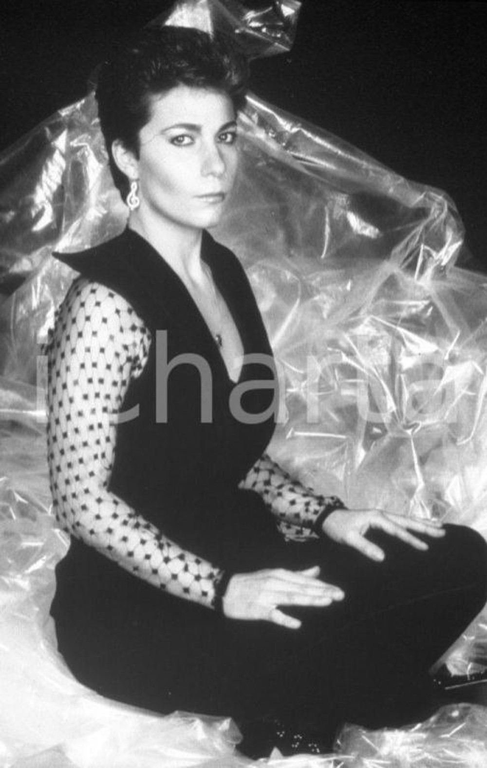 1981 Giuni RUSSO photo shoot per lp "Energie" NEGATIVO ORIGINALE 2 Negativo originale in bianco e nero su pellicola.  E' SEVERAMENTE VIETATA LA RIPRODUZIONE.TUTTI I DIRITTI SONO RISERVATI.ICharta mette in vendita, sul negozio eBay e in esclusiva sul sito "icharta" il proprio archivio composto da numerose diapositive e negativi fotografici d'epoca, tutti originali e autentici.Si tratta di uno sguardo inedito sull'attualità, la politica, la vita quotidiana, il gossip e la cultura, che fotografa il cambiamento della nazione (e non solo) tra il 1890 ed il 1990 circa. Un'occasione unica per il mercato del collezionismo, che vede finalmente disponibile un archivio eccezionale per vastità, tematiche e condizioni, in un settore (il negativo fotografico e la diapositiva) di assoluta novità e dalle interessanti prospettive di investimento. CONDIZIONI:FAIR/discretoFORMATO: 35mm originale e autentica 1