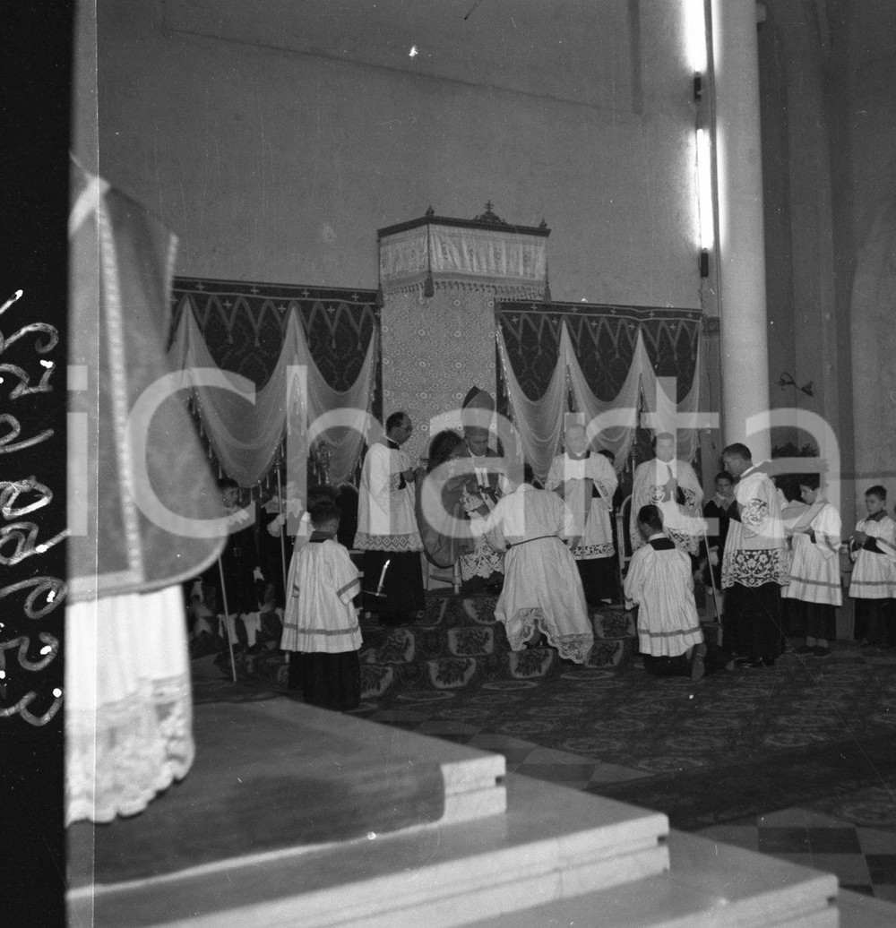 1951 BRESCIA Vescovo a parrocchia S. Maria della Vittoria NEGATIVO ORIGINALE 2 Negativo originale in bianco e nero su pellicola.  E' SEVERAMENTE VIETATA LA RIPRODUZIONE.TUTTI I DIRITTI SONO RISERVATI.ICharta mette in vendita, sul negozio eBay e in esclusiva sul sito "icharta" il proprio archivio composto da numerose diapositive e negativi fotografici d'epoca, tutti originali e autentici.Si tratta di uno sguardo inedito sull'attualità, la politica, la vita quotidiana, il gossip e la cultura, che fotografa il cambiamento della nazione (e non solo) tra il 1890 ed il 1990 circa. Un'occasione unica per il mercato del collezionismo, che vede finalmente disponibile un archivio eccezionale per vastità, tematiche e condizioni, in un settore (il negativo fotografico e la diapositiva) di assoluta novità e dalle interessanti prospettive di investimento. CONDIZIONI:FAIR/discretoFORMATO: cm 6 x 6 originale e autentica 1
