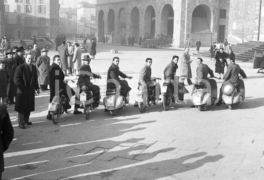 1951 BRESCIA Nuove targhe moto con emblema Repubblica NEGATIVO ORIGINALE 5 Negativo originale in bianco e nero su pellicola.  E' SEVERAMENTE VIETATA LA RIPRODUZIONE.TUTTI I DIRITTI SONO RISERVATI.ICharta mette in vendita, sul negozio eBay e in esclusiva sul sito "icharta" il proprio archivio composto da numerose diapositive e negativi fotografici d'epoca, tutti originali e autentici.Si tratta di uno sguardo inedito sull'attualità, la politica, la vita quotidiana, il gossip e la cultura, che fotografa il cambiamento della nazione (e non solo) tra il 1890 ed il 1990 circa. Un'occasione unica per il mercato del collezionismo, che vede finalmente disponibile un archivio eccezionale per vastità, tematiche e condizioni, in un settore (il negativo fotografico e la diapositiva) di assoluta novità e dalle interessanti prospettive di investimento. CONDIZIONI:FAIR/discretoFORMATO: cm 9 x 6 originale e autentica 1