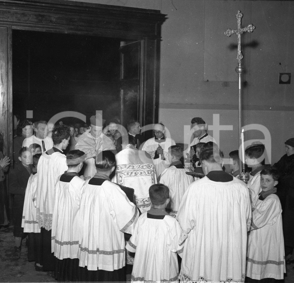 1951 BRESCIA Vescovo a parrocchia S. Maria della Vittoria NEGATIVO ORIGINALE 3 Negativo originale in bianco e nero su pellicola.  E' SEVERAMENTE VIETATA LA RIPRODUZIONE.TUTTI I DIRITTI SONO RISERVATI.ICharta mette in vendita, sul negozio eBay e in esclusiva sul sito "icharta" il proprio archivio composto da numerose diapositive e negativi fotografici d'epoca, tutti originali e autentici.Si tratta di uno sguardo inedito sull'attualità, la politica, la vita quotidiana, il gossip e la cultura, che fotografa il cambiamento della nazione (e non solo) tra il 1890 ed il 1990 circa. Un'occasione unica per il mercato del collezionismo, che vede finalmente disponibile un archivio eccezionale per vastità, tematiche e condizioni, in un settore (il negativo fotografico e la diapositiva) di assoluta novità e dalle interessanti prospettive di investimento. CONDIZIONI:FAIR/discretoFORMATO: cm 6 x 6 originale e autentica 1