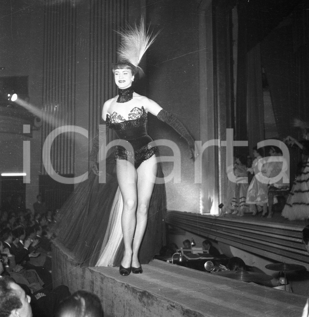 1953 BRESCIA Teatro Odeon soubrette Compagnia Nino TARANTO NEGATIVO ORIGINALE 8 Negativo originale in bianco e nero su pellicola.  E' SEVERAMENTE VIETATA LA RIPRODUZIONE.TUTTI I DIRITTI SONO RISERVATI.ICharta mette in vendita, sul negozio eBay e in esclusiva sul sito "icharta" il proprio archivio composto da numerose diapositive e negativi fotografici d'epoca, tutti originali e autentici.Si tratta di uno sguardo inedito sull'attualità, la politica, la vita quotidiana, il gossip e la cultura, che fotografa il cambiamento della nazione (e non solo) tra il 1890 ed il 1990 circa. Un'occasione unica per il mercato del collezionismo, che vede finalmente disponibile un archivio eccezionale per vastità, tematiche e condizioni, in un settore (il negativo fotografico e la diapositiva) di assoluta novità e dalle interessanti prospettive di investimento. CONDIZIONI:FAIR/discretoFORMATO: cm 6 x 6 originale e autentica 1