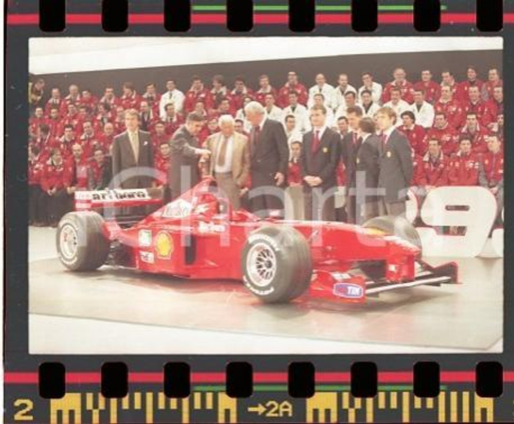 1999 MARANELLO Presentazione FERRARI F399 alla stampa NEGATIVO ORIGINALE Nella fotografia compaiono Gianni AGNELLI, Paolo FRESCO, Paolo CANTARELLA, Luca CORDERO DI MONTEZEMOLO, Jean TODT, i piloti Michael SCHUMACHER, Eddie IRVINE e Luca BADOER.Negativo originale a colori (su pellicola), in formato 35mm E' severamente vietata la riproduzione. Tutti i diritti sono riservati. ICharta mette in vendita, sul negozio eBay e in esclusiva sul sito "icharta" il proprio archivio composto da numerose diapositive e negativi fotografici d'epoca, tutti originali e autentici, che attraversano la storia del costume italiano tra gli la fine degli anni Sessanta e Novanta.Si tratta di uno sguardo inedito sull'attualità, la politica, la vita quotidiana, il gossip e la cultura, che fotografa il cambiamento della nazione in quest'ultimo scorcio del XX secolo. Un'occasione unica per il mercato del collezionismo, che vede finalmente disponibile un archivio eccezionale per vastità, tematiche e condizioni, in un settore (il negativo fotografico e la diapositiva) di assoluta novità e dalle interessanti prospettive di investimento. CONDIZIONI:FAIR/discretoFORMATO: 35mm originale e autentica 1