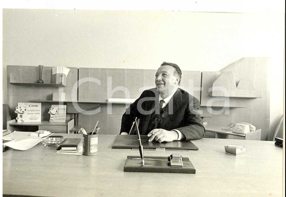 Fotografia d epoca originale 1965 ca BRUGHERIO Niso FUMAGALLI nel suo ufficio alla CANDY Foto 22x16 cm 1