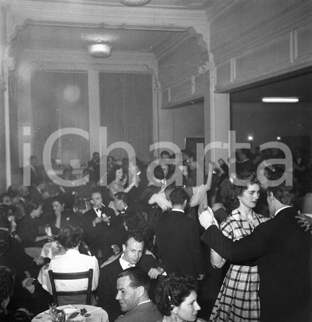 1953 BRESCIA veglia danzante all'Albergo del Gambero NEGATIVO ORIGINALE 2 Negativo originale in bianco e nero su pellicola.  E' SEVERAMENTE VIETATA LA RIPRODUZIONE.TUTTI I DIRITTI SONO RISERVATI.ICharta mette in vendita, sul negozio eBay e in esclusiva sul sito "icharta" il proprio archivio composto da numerose diapositive e negativi fotografici d'epoca, tutti originali e autentici.Si tratta di uno sguardo inedito sull'attualità, la politica, la vita quotidiana, il gossip e la cultura, che fotografa il cambiamento della nazione (e non solo) tra il 1890 ed il 1990 circa. Un'occasione unica per il mercato del collezionismo, che vede finalmente disponibile un archivio eccezionale per vastità, tematiche e condizioni, in un settore (il negativo fotografico e la diapositiva) di assoluta novità e dalle interessanti prospettive di investimento. CONDIZIONI:FAIR/discretoFORMATO: cm 6 x 6 originale e autentica 1
