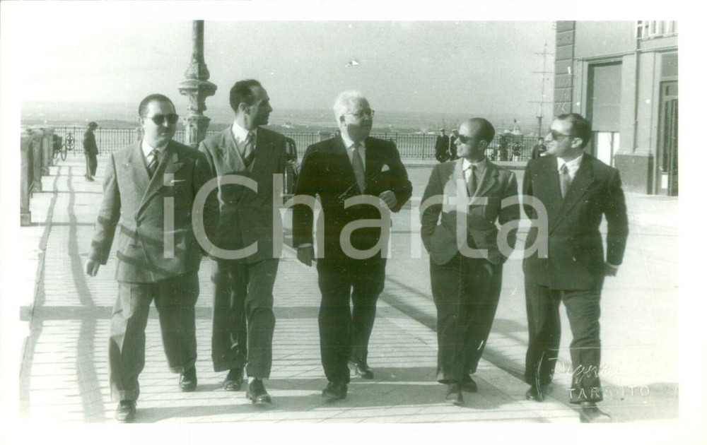 Fotografia d epoca originale 1949 PREMIO TARANTO Critico letterario Francesco FLORA con i giornalisti Foto 1