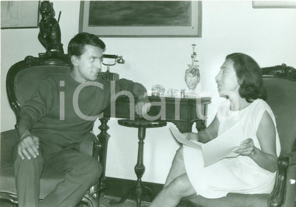 Fotografia d epoca originale 1965 ca ROMA Maria CUMANI QUASIMODO legge poesie al figlio Alessandro FOTO 1