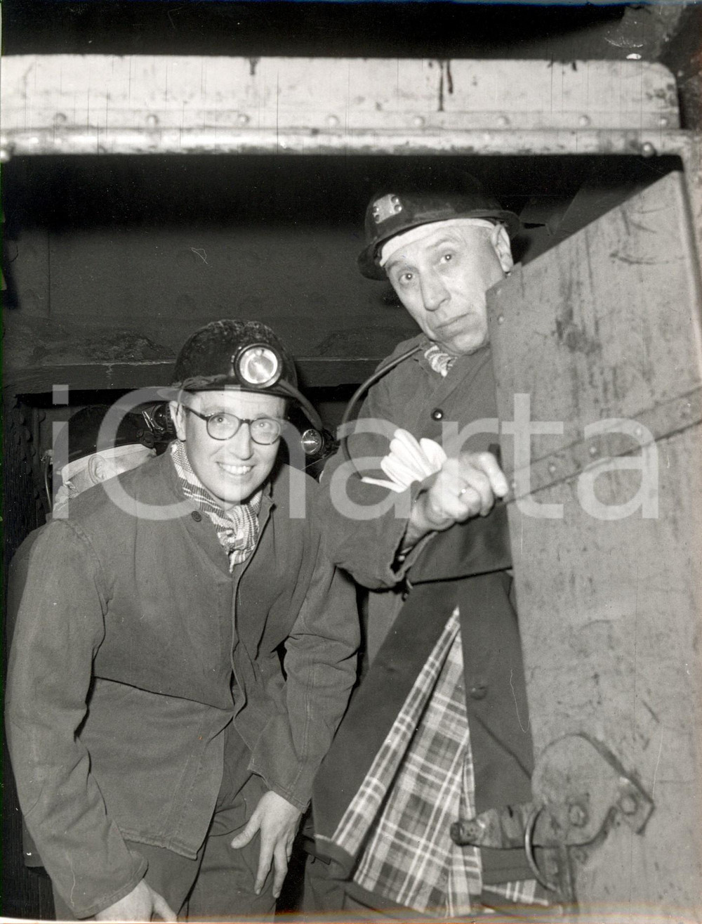 Fotografia d epoca originale 1960 ca GENK Re BALDOVINO con minatori scende nella miniera di WATERSCHEI 1 1