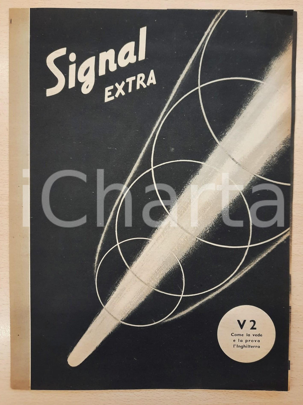 1944 SIGNAL EXTRA WW2 Bombardamento V2 Inghilterra *Giornale ILLUSTRATO 7 pp. Giornale illustrato d'epoca.Si tratta di un supplemento extra illustrato che racconta i bombardamenti con V2 ai danni dell'Inghilterra durante la Seconda Guerra Mondiale.PAGINE: 7 CONDIZIONI:FAIR/discreto lievi piegature agli angoli; minimi strappi marginaliFORMATO: 26x35 cm originale e autentica 1