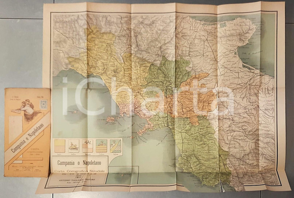 1911 CAMPANIA E NAPOLETANO - Carta corografica stradale VALLARDI 50x67 cm Mappa pieghevole, originale d'epoca, con copertina in cartoncino illustrata.EDITORE: Antonio Vallardi CONDIZIONI:POOR/danneggiato piegature d'epoca, strappo al lato inferiore; copertina illustrata presente, ma distaccataFORMATO: 70x55 cm (aperta) originale e autentica 1