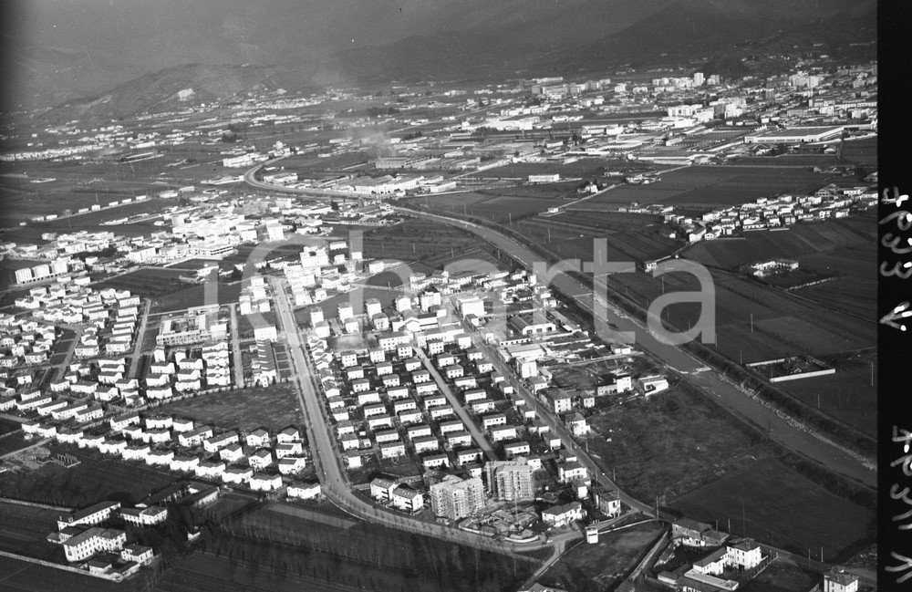 1960 BRESCIA ripresa aerea viale Oberdan Caserma Papa NEGATIVO ORIGINALE 1 Negativo originale in bianco e nero su pellicola.  E' SEVERAMENTE VIETATA LA RIPRODUZIONE.TUTTI I DIRITTI SONO RISERVATI.ICharta mette in vendita, sul negozio eBay e in esclusiva sul sito "icharta" il proprio archivio composto da numerose diapositive e negativi fotografici d'epoca, tutti originali e autentici.Si tratta di uno sguardo inedito sull'attualità, la politica, la vita quotidiana, il gossip e la cultura, che fotografa il cambiamento della nazione (e non solo) tra il 1890 ed il 1990 circa. Un'occasione unica per il mercato del collezionismo, che vede finalmente disponibile un archivio eccezionale per vastità, tematiche e condizioni, in un settore (il negativo fotografico e la diapositiva) di assoluta novità e dalle interessanti prospettive di investimento. CONDIZIONI:FAIR/discretoFORMATO: cm 9 x 6 originale e autentica 1