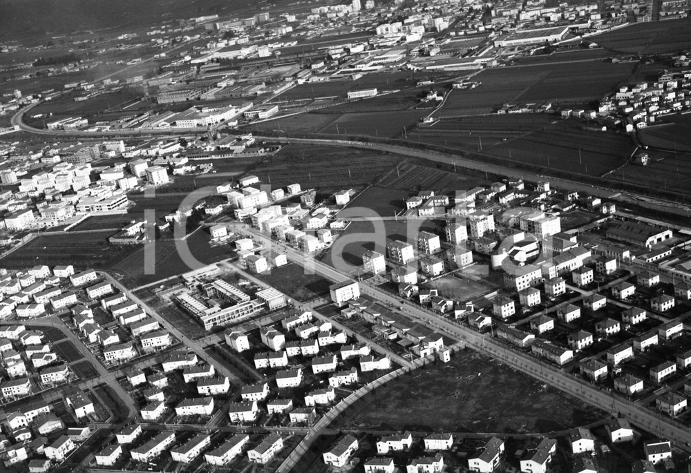 1960 BRESCIA ripresa aerea viale Oberdan Caserma Papa NEGATIVO ORIGINALE 2 Negativo originale in bianco e nero su pellicola.  E' SEVERAMENTE VIETATA LA RIPRODUZIONE.TUTTI I DIRITTI SONO RISERVATI.ICharta mette in vendita, sul negozio eBay e in esclusiva sul sito "icharta" il proprio archivio composto da numerose diapositive e negativi fotografici d'epoca, tutti originali e autentici.Si tratta di uno sguardo inedito sull'attualità, la politica, la vita quotidiana, il gossip e la cultura, che fotografa il cambiamento della nazione (e non solo) tra il 1890 ed il 1990 circa. Un'occasione unica per il mercato del collezionismo, che vede finalmente disponibile un archivio eccezionale per vastità, tematiche e condizioni, in un settore (il negativo fotografico e la diapositiva) di assoluta novità e dalle interessanti prospettive di investimento. CONDIZIONI:FAIR/discretoFORMATO: cm 9 x 6 originale e autentica 1