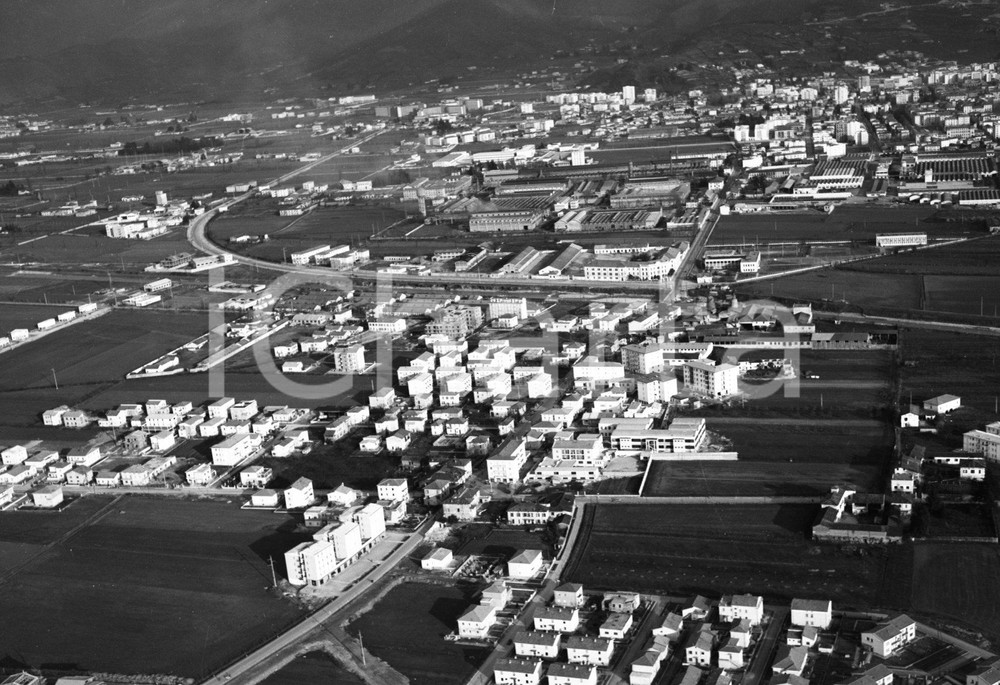1960 BRESCIA ripresa aerea Ponte Crotte Oberdan Caserma Papa OM *NEGATIVO ORIG 1 Negativo originale in bianco e nero su pellicola.  E' SEVERAMENTE VIETATA LA RIPRODUZIONE.TUTTI I DIRITTI SONO RISERVATI.ICharta mette in vendita, sul negozio eBay e in esclusiva sul sito "icharta" il proprio archivio composto da numerose diapositive e negativi fotografici d'epoca, tutti originali e autentici.Si tratta di uno sguardo inedito sull'attualità, la politica, la vita quotidiana, il gossip e la cultura, che fotografa il cambiamento della nazione (e non solo) tra il 1890 ed il 1990 circa. Un'occasione unica per il mercato del collezionismo, che vede finalmente disponibile un archivio eccezionale per vastità, tematiche e condizioni, in un settore (il negativo fotografico e la diapositiva) di assoluta novità e dalle interessanti prospettive di investimento. CONDIZIONI:FAIR/discretoFORMATO: cm 9 x 6 originale e autentica 1