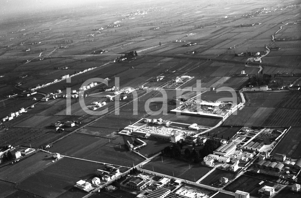 1960 BRESCIA ripresa aerea della città da Sud NEGATIVO ORIGINALE Negativo originale in bianco e nero su pellicola.  E' SEVERAMENTE VIETATA LA RIPRODUZIONE.TUTTI I DIRITTI SONO RISERVATI.ICharta mette in vendita, sul negozio eBay e in esclusiva sul sito "icharta" il proprio archivio composto da numerose diapositive e negativi fotografici d'epoca, tutti originali e autentici.Si tratta di uno sguardo inedito sull'attualità, la politica, la vita quotidiana, il gossip e la cultura, che fotografa il cambiamento della nazione (e non solo) tra il 1890 ed il 1990 circa. Un'occasione unica per il mercato del collezionismo, che vede finalmente disponibile un archivio eccezionale per vastità, tematiche e condizioni, in un settore (il negativo fotografico e la diapositiva) di assoluta novità e dalle interessanti prospettive di investimento. CONDIZIONI:FAIR/discretoFORMATO: cm 9 x 6 originale e autentica 1