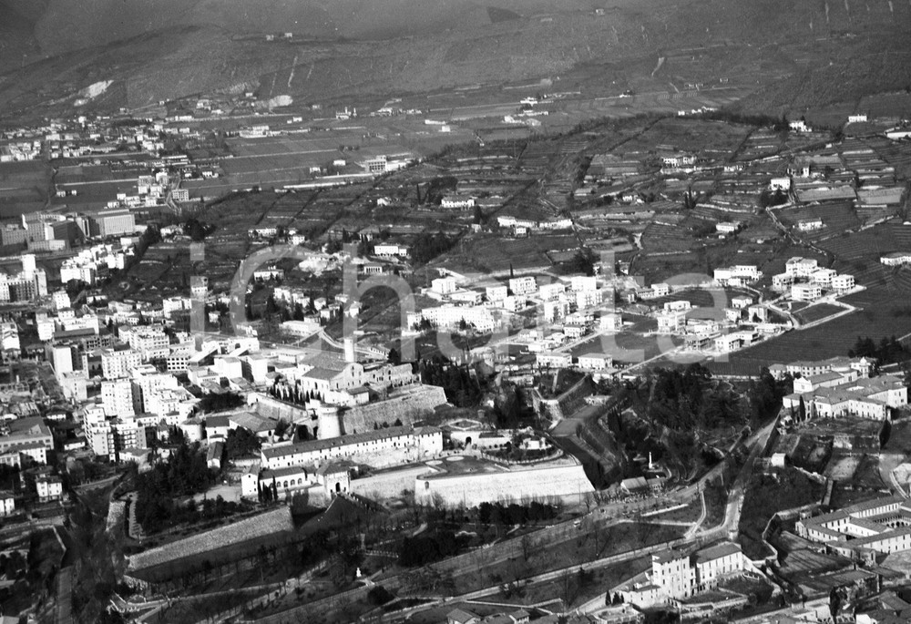 1960 BRESCIA ripresa aerea Castello Ronchi zona nord fino Mompiano NEGATIVO ORIG Negativo originale in bianco e nero su pellicola.  E' SEVERAMENTE VIETATA LA RIPRODUZIONE.TUTTI I DIRITTI SONO RISERVATI.ICharta mette in vendita, sul negozio eBay e in esclusiva sul sito "icharta" il proprio archivio composto da numerose diapositive e negativi fotografici d'epoca, tutti originali e autentici.Si tratta di uno sguardo inedito sull'attualità, la politica, la vita quotidiana, il gossip e la cultura, che fotografa il cambiamento della nazione (e non solo) tra il 1890 ed il 1990 circa. Un'occasione unica per il mercato del collezionismo, che vede finalmente disponibile un archivio eccezionale per vastità, tematiche e condizioni, in un settore (il negativo fotografico e la diapositiva) di assoluta novità e dalle interessanti prospettive di investimento. CONDIZIONI:FAIR/discretoFORMATO: cm 9 x 6 originale e autentica 1
