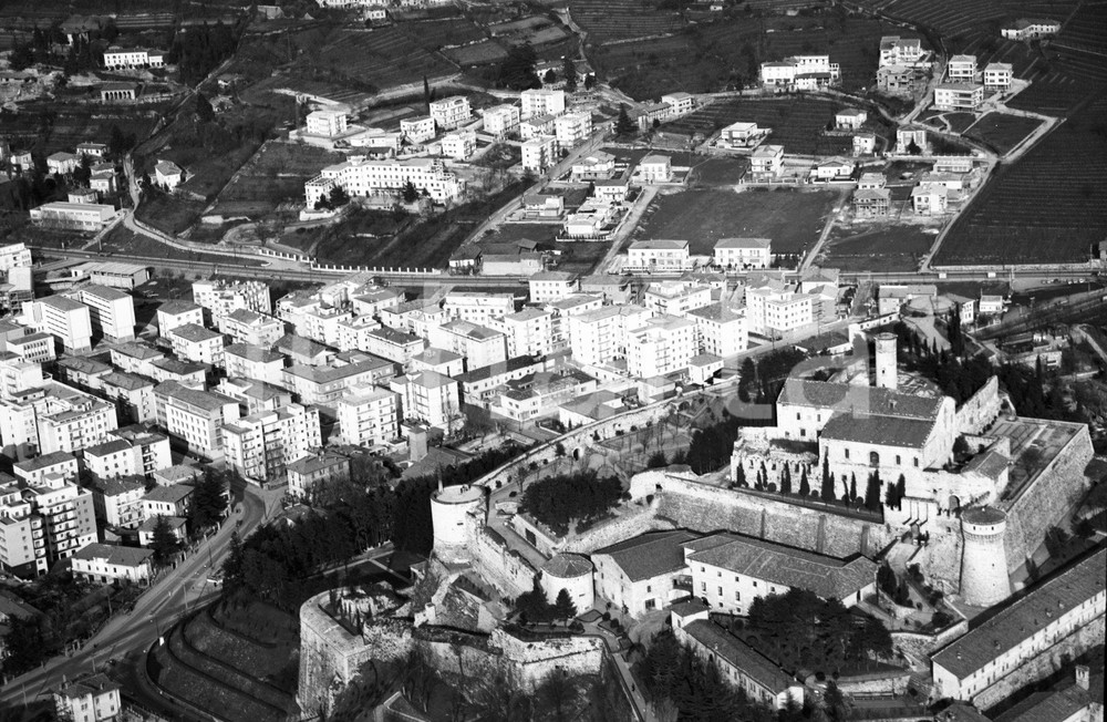 1960 BRESCIA ripresa aerea primo piano Castello zona nord NEGATIVO ORIGINALE Negativo originale in bianco e nero su pellicola.  E' SEVERAMENTE VIETATA LA RIPRODUZIONE.TUTTI I DIRITTI SONO RISERVATI.ICharta mette in vendita, sul negozio eBay e in esclusiva sul sito "icharta" il proprio archivio composto da numerose diapositive e negativi fotografici d'epoca, tutti originali e autentici.Si tratta di uno sguardo inedito sull'attualità, la politica, la vita quotidiana, il gossip e la cultura, che fotografa il cambiamento della nazione (e non solo) tra il 1890 ed il 1990 circa. Un'occasione unica per il mercato del collezionismo, che vede finalmente disponibile un archivio eccezionale per vastità, tematiche e condizioni, in un settore (il negativo fotografico e la diapositiva) di assoluta novità e dalle interessanti prospettive di investimento. CONDIZIONI:FAIR/discretoFORMATO: cm 9 x 6 originale e autentica 1
