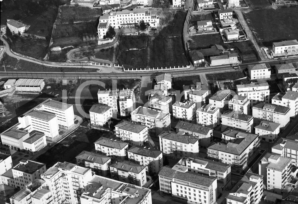 1960 BRESCIA ripresa aerea San Rocchino e Ospedale Bambini NEGATIVO ORIGINALE. Negativo originale in bianco e nero su pellicola.  E' SEVERAMENTE VIETATA LA RIPRODUZIONE.TUTTI I DIRITTI SONO RISERVATI.ICharta mette in vendita, sul negozio eBay e in esclusiva sul sito "icharta" il proprio archivio composto da numerose diapositive e negativi fotografici d'epoca, tutti originali e autentici.Si tratta di uno sguardo inedito sull'attualità, la politica, la vita quotidiana, il gossip e la cultura, che fotografa il cambiamento della nazione (e non solo) tra il 1890 ed il 1990 circa. Un'occasione unica per il mercato del collezionismo, che vede finalmente disponibile un archivio eccezionale per vastità, tematiche e condizioni, in un settore (il negativo fotografico e la diapositiva) di assoluta novità e dalle interessanti prospettive di investimento. CONDIZIONI:FAIR/discretoFORMATO: cm 9 x 6 originale e autentica 1