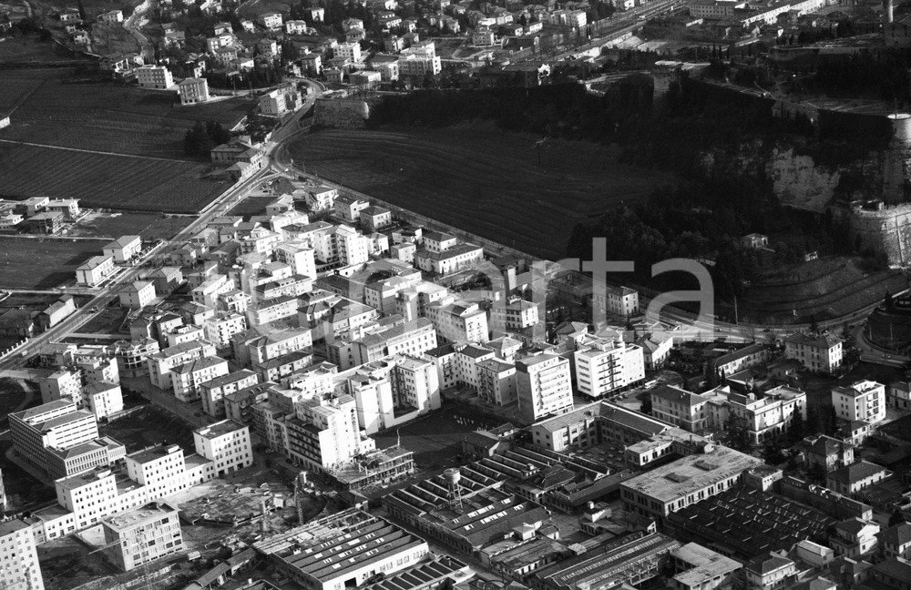 1960 BRESCIA ripresa aerea Pusterla la vigna e Castello NEGATIVO ORIGINALE Negativo originale in bianco e nero su pellicola.  E' SEVERAMENTE VIETATA LA RIPRODUZIONE.TUTTI I DIRITTI SONO RISERVATI.ICharta mette in vendita, sul negozio eBay e in esclusiva sul sito "icharta" il proprio archivio composto da numerose diapositive e negativi fotografici d'epoca, tutti originali e autentici.Si tratta di uno sguardo inedito sull'attualità, la politica, la vita quotidiana, il gossip e la cultura, che fotografa il cambiamento della nazione (e non solo) tra il 1890 ed il 1990 circa. Un'occasione unica per il mercato del collezionismo, che vede finalmente disponibile un archivio eccezionale per vastità, tematiche e condizioni, in un settore (il negativo fotografico e la diapositiva) di assoluta novità e dalle interessanti prospettive di investimento. CONDIZIONI:FAIR/discretoFORMATO: cm 9 x 6 originale e autentica 1