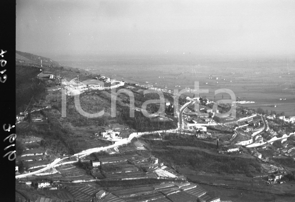 1960 BRESCIA ripresa aerea Ronchi e strada panoramica NEGATIVO ORIGINALE Negativo originale in bianco e nero su pellicola.  E' SEVERAMENTE VIETATA LA RIPRODUZIONE.TUTTI I DIRITTI SONO RISERVATI.ICharta mette in vendita, sul negozio eBay e in esclusiva sul sito "icharta" il proprio archivio composto da numerose diapositive e negativi fotografici d'epoca, tutti originali e autentici.Si tratta di uno sguardo inedito sull'attualità, la politica, la vita quotidiana, il gossip e la cultura, che fotografa il cambiamento della nazione (e non solo) tra il 1890 ed il 1990 circa. Un'occasione unica per il mercato del collezionismo, che vede finalmente disponibile un archivio eccezionale per vastità, tematiche e condizioni, in un settore (il negativo fotografico e la diapositiva) di assoluta novità e dalle interessanti prospettive di investimento. CONDIZIONI:FAIR/discretoFORMATO: cm 9 x 6 originale e autentica 1