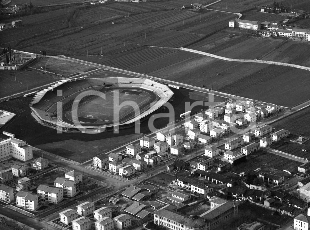 1960 BRESCIA ripresa aerea nuovo stadio in zona Mompiano NEGATIVO ORIGINALE 3 Negativo originale in bianco e nero su pellicola.  E' SEVERAMENTE VIETATA LA RIPRODUZIONE.TUTTI I DIRITTI SONO RISERVATI.ICharta mette in vendita, sul negozio eBay e in esclusiva sul sito "icharta" il proprio archivio composto da numerose diapositive e negativi fotografici d'epoca, tutti originali e autentici.Si tratta di uno sguardo inedito sull'attualità, la politica, la vita quotidiana, il gossip e la cultura, che fotografa il cambiamento della nazione (e non solo) tra il 1890 ed il 1990 circa. Un'occasione unica per il mercato del collezionismo, che vede finalmente disponibile un archivio eccezionale per vastità, tematiche e condizioni, in un settore (il negativo fotografico e la diapositiva) di assoluta novità e dalle interessanti prospettive di investimento. CONDIZIONI:FAIR/discretoFORMATO: cm 9 x 6 originale e autentica 1