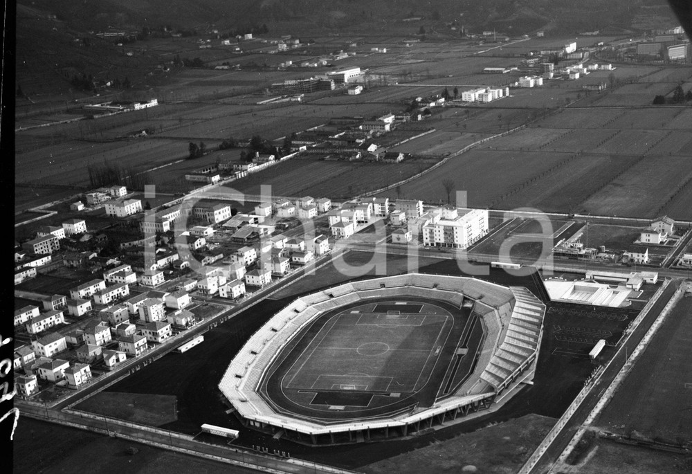 1960 BRESCIA ripresa aerea nuovo stadio in zona Mompiano NEGATIVO ORIGINALE 1 Negativo originale in bianco e nero su pellicola.  E' SEVERAMENTE VIETATA LA RIPRODUZIONE.TUTTI I DIRITTI SONO RISERVATI.ICharta mette in vendita, sul negozio eBay e in esclusiva sul sito "icharta" il proprio archivio composto da numerose diapositive e negativi fotografici d'epoca, tutti originali e autentici.Si tratta di uno sguardo inedito sull'attualità, la politica, la vita quotidiana, il gossip e la cultura, che fotografa il cambiamento della nazione (e non solo) tra il 1890 ed il 1990 circa. Un'occasione unica per il mercato del collezionismo, che vede finalmente disponibile un archivio eccezionale per vastità, tematiche e condizioni, in un settore (il negativo fotografico e la diapositiva) di assoluta novità e dalle interessanti prospettive di investimento. CONDIZIONI:FAIR/discretoFORMATO: cm 9 x 6 originale e autentica 1