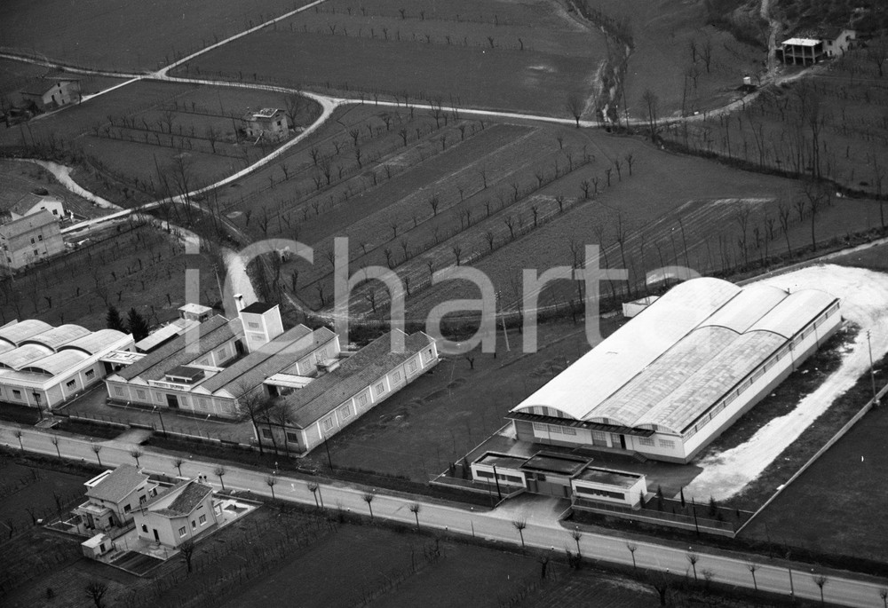 1960 BRESCIA ripresa aerea stabilimento fonderia Zecca NEGATIVO ORIGINALE Negativo originale in bianco e nero su pellicola.  E' SEVERAMENTE VIETATA LA RIPRODUZIONE.TUTTI I DIRITTI SONO RISERVATI.ICharta mette in vendita, sul negozio eBay e in esclusiva sul sito "icharta" il proprio archivio composto da numerose diapositive e negativi fotografici d'epoca, tutti originali e autentici.Si tratta di uno sguardo inedito sull'attualità, la politica, la vita quotidiana, il gossip e la cultura, che fotografa il cambiamento della nazione (e non solo) tra il 1890 ed il 1990 circa. Un'occasione unica per il mercato del collezionismo, che vede finalmente disponibile un archivio eccezionale per vastità, tematiche e condizioni, in un settore (il negativo fotografico e la diapositiva) di assoluta novità e dalle interessanti prospettive di investimento. CONDIZIONI:FAIR/discretoFORMATO: cm 9 x 6 originale e autentica 1