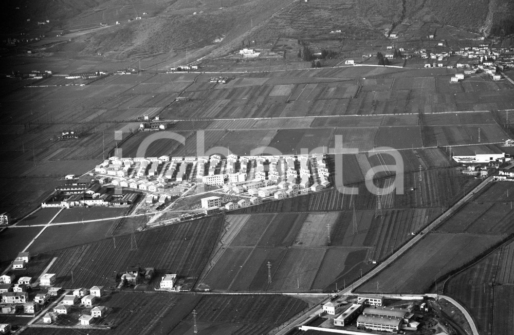 1960 BRESCIA ripresa aerea Villaggio Prealpino Stocchetta NEGATIVO ORIGINALE 1 Negativo originale in bianco e nero su pellicola.  E' SEVERAMENTE VIETATA LA RIPRODUZIONE.TUTTI I DIRITTI SONO RISERVATI.ICharta mette in vendita, sul negozio eBay e in esclusiva sul sito "icharta" il proprio archivio composto da numerose diapositive e negativi fotografici d'epoca, tutti originali e autentici.Si tratta di uno sguardo inedito sull'attualità, la politica, la vita quotidiana, il gossip e la cultura, che fotografa il cambiamento della nazione (e non solo) tra il 1890 ed il 1990 circa. Un'occasione unica per il mercato del collezionismo, che vede finalmente disponibile un archivio eccezionale per vastità, tematiche e condizioni, in un settore (il negativo fotografico e la diapositiva) di assoluta novità e dalle interessanti prospettive di investimento. CONDIZIONI:FAIR/discretoFORMATO: cm 9 x 6 originale e autentica 1