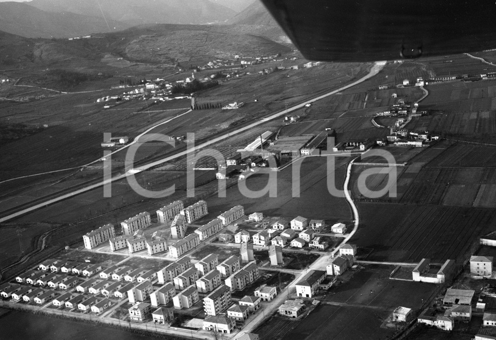 1960 BRESCIA ripresa aerea villaggio Prealpino Stocchetta NEGATIVO ORIGINALE 4 Negativo originale in bianco e nero su pellicola.  E' SEVERAMENTE VIETATA LA RIPRODUZIONE.TUTTI I DIRITTI SONO RISERVATI.ICharta mette in vendita, sul negozio eBay e in esclusiva sul sito "icharta" il proprio archivio composto da numerose diapositive e negativi fotografici d'epoca, tutti originali e autentici.Si tratta di uno sguardo inedito sull'attualità, la politica, la vita quotidiana, il gossip e la cultura, che fotografa il cambiamento della nazione (e non solo) tra il 1890 ed il 1990 circa. Un'occasione unica per il mercato del collezionismo, che vede finalmente disponibile un archivio eccezionale per vastità, tematiche e condizioni, in un settore (il negativo fotografico e la diapositiva) di assoluta novità e dalle interessanti prospettive di investimento. CONDIZIONI:FAIR/discretoFORMATO: cm 9 x 6 originale e autentica 1