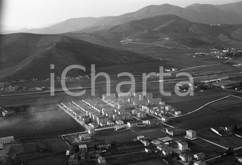 1960 BRESCIA ripresa aerea villaggio Prealpino Stocchetta NEGATIVO ORIGINALE 3 Negativo originale in bianco e nero su pellicola.  E' SEVERAMENTE VIETATA LA RIPRODUZIONE.TUTTI I DIRITTI SONO RISERVATI.ICharta mette in vendita, sul negozio eBay e in esclusiva sul sito "icharta" il proprio archivio composto da numerose diapositive e negativi fotografici d'epoca, tutti originali e autentici.Si tratta di uno sguardo inedito sull'attualità, la politica, la vita quotidiana, il gossip e la cultura, che fotografa il cambiamento della nazione (e non solo) tra il 1890 ed il 1990 circa. Un'occasione unica per il mercato del collezionismo, che vede finalmente disponibile un archivio eccezionale per vastità, tematiche e condizioni, in un settore (il negativo fotografico e la diapositiva) di assoluta novità e dalle interessanti prospettive di investimento. CONDIZIONI:FAIR/discretoFORMATO: cm 9 x 6 originale e autentica 1