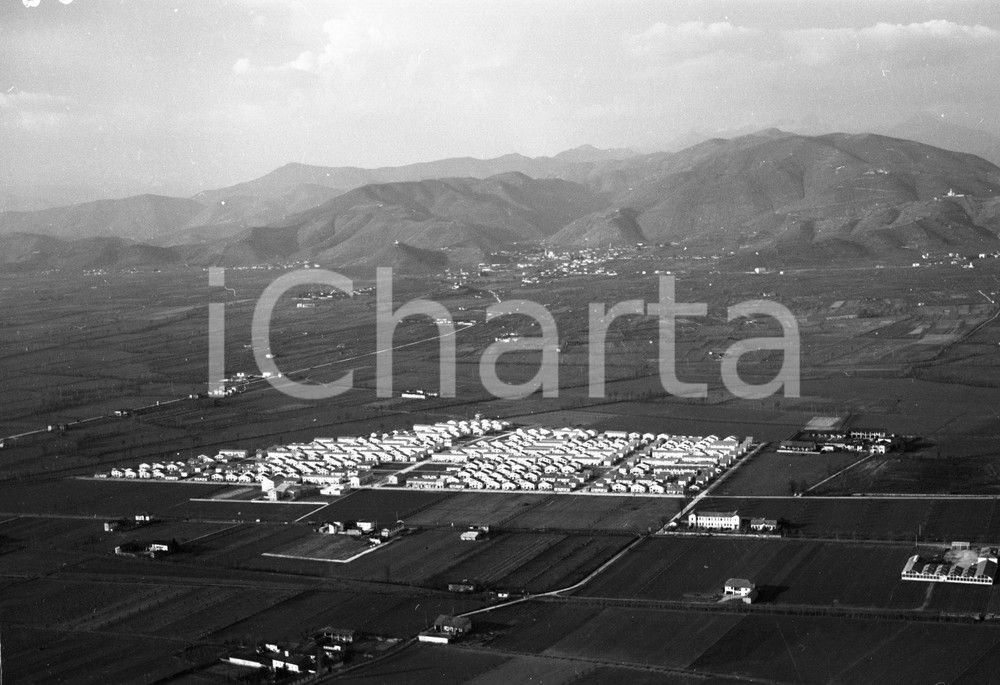 1960 BRESCIA ripresa aerea del Quartiere Violino NEGATIVO ORIGINALE 2 Negativo originale in bianco e nero su pellicola.  E' SEVERAMENTE VIETATA LA RIPRODUZIONE.TUTTI I DIRITTI SONO RISERVATI.ICharta mette in vendita, sul negozio eBay e in esclusiva sul sito "icharta" il proprio archivio composto da numerose diapositive e negativi fotografici d'epoca, tutti originali e autentici.Si tratta di uno sguardo inedito sull'attualità, la politica, la vita quotidiana, il gossip e la cultura, che fotografa il cambiamento della nazione (e non solo) tra il 1890 ed il 1990 circa. Un'occasione unica per il mercato del collezionismo, che vede finalmente disponibile un archivio eccezionale per vastità, tematiche e condizioni, in un settore (il negativo fotografico e la diapositiva) di assoluta novità e dalle interessanti prospettive di investimento. CONDIZIONI:FAIR/discretoFORMATO: cm 9 x 6 originale e autentica 1